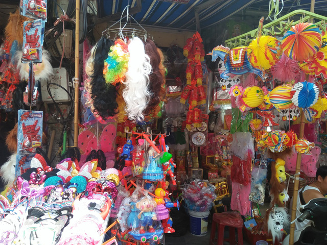 Đồ chơi Trung Quốc có giá từ 20.000 - 250.000 đồng tùy kiểu dáng, kích cỡ. (Ảnh: Hồng Vân)