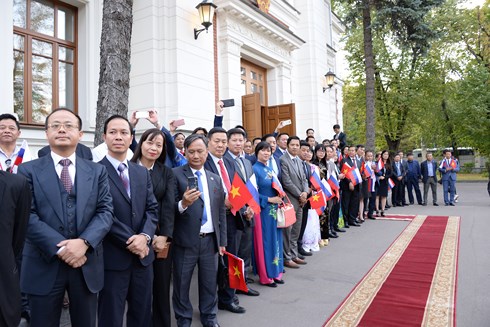 Đông đảo bà con cộng đồng người Việt nam tại Nga đón Tổng Bí thư tại Đại sứ quán.