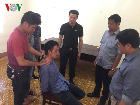 Đại t&aacute; Vũ Hồng Văn (người mặc &aacute;o ph&ocirc;ng m&agrave;u đen) tại hiện trường chỉ đạo bắt đối tượng ng&aacute;o đ&aacute;.  
