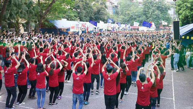 Thỏa sức vui chơi các hoạt động trong Hội trại định hướng của Ngày hội Tuổi trẻ NEU