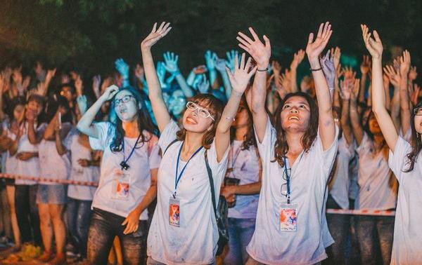 Sinh viên thỏa sức “quẩy”cùng bạn bè trên nền nhạc EDM và ánh sáng cực “chất” của các DJ nổi tiếng hiện nay.