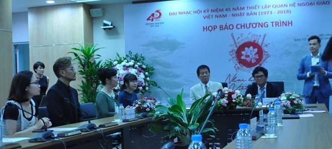 Một số nghệ sĩ nổi tiếng của Nhật Bản và ban tổ chức Nhạc hội giao lưu với báo chí tại Hà Nội chiều ngày 8-9