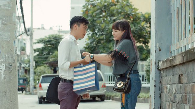 Bảo Thanh chia sẻ, cảnh Sol đến tận cơ quan tặng quà cho chàng cảnh sát khiến đoàn làm phim vất vả vì phải quay đi quay lại.
