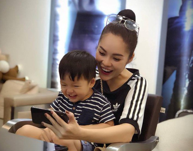 Trên trang cá nhân, Dương Cẩm Lynh thường xuyên chia sẻ hình ảnh hạnh phúc bên con trai