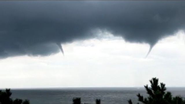 Nhiều vòi rồng cùng đồng loạt xuất hiện trên vùng biển ở thành phố Uy Hải, Trung Quốc