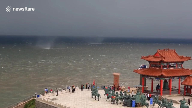 Đây là lần đầu tiên vùng biển này xuất hiện cùng lúc nhiều vòi rồng đến vậy, thu hút sự chú ý của người dân và du khách