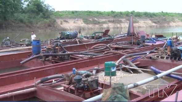 Bắt giữ 4 tàu khai thác cát trái phép tại xã Vĩnh Khang, huyện Vĩnh Lộc