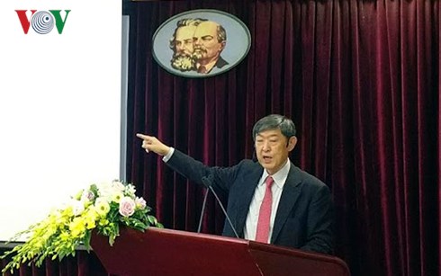 Giáo sư Shinichi Kitaoka - Chủ tịch Cơ quan Hợp tác quốc tế Nhật Bản (JICA) thuyết trình tại Ban Tổ chức Trung ương sáng 14/9.