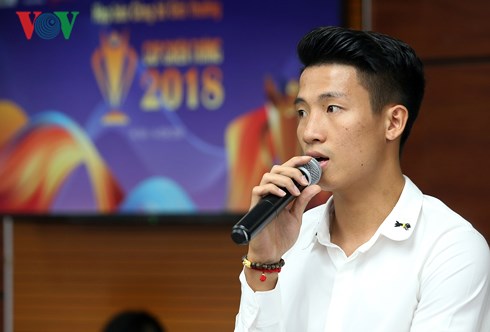 Trung vệ Bùi Tiến Dũng, đại diện U23 Việt Nam và Olympic Việt Nam chia sẻ cảm xúc trước báo giới. (Ảnh: Vy Vũ)  