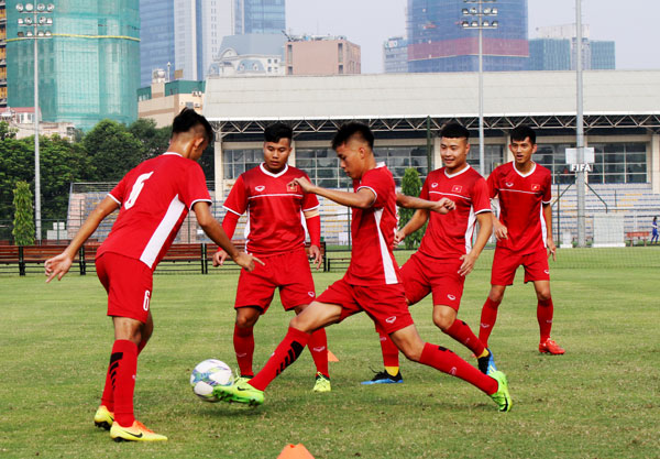 Các cầu thủ U19 luyện tập tại Hà Nội. Ảnh: VFF