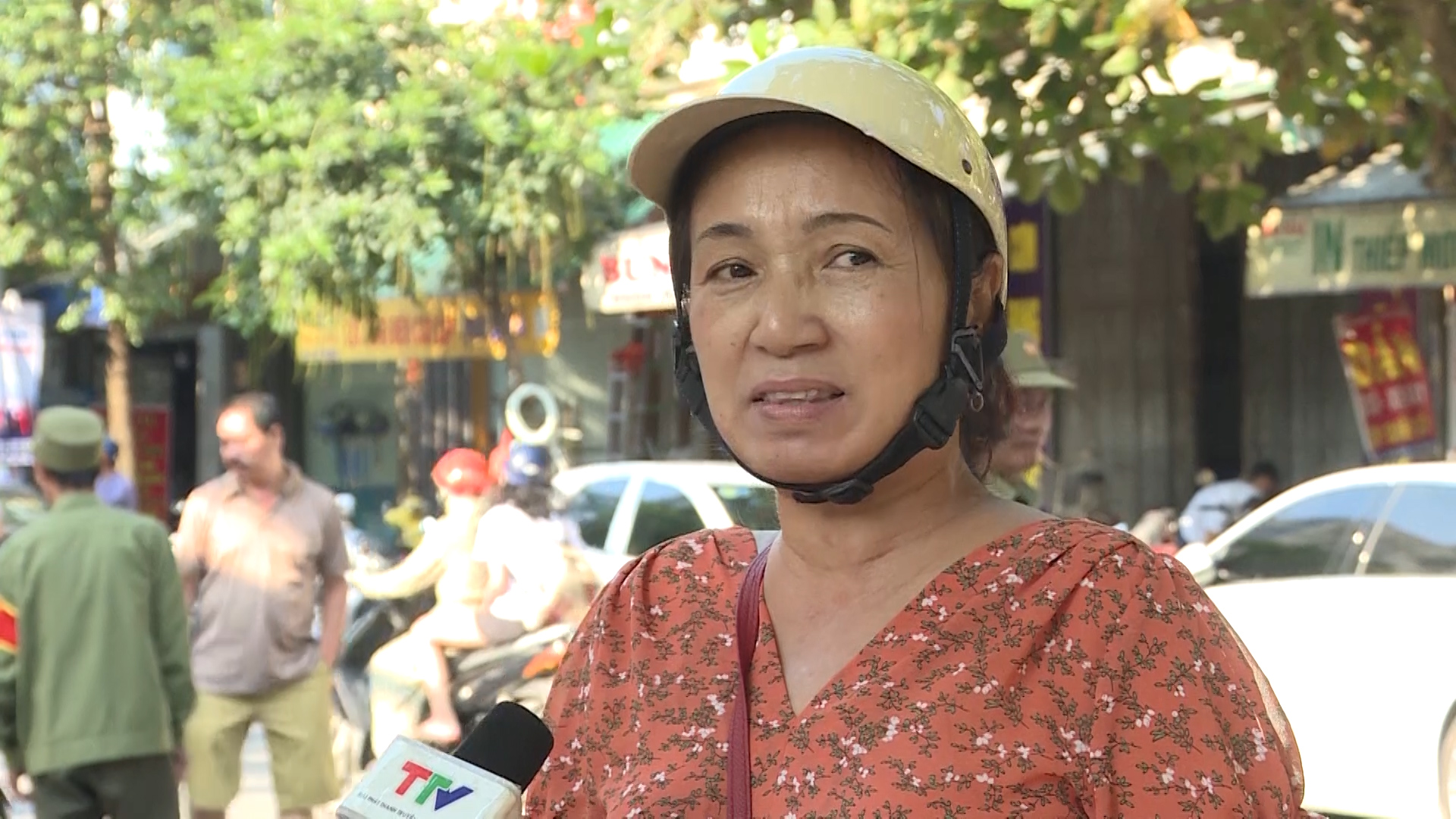 Bà Trịnh Thị Liên, phường Ba Đình, thành phố Thanh Hóa: Chúng tôi thấy việc đội mũ BH cho trẻ là cần thiết, tuy nhiên vẫn còn một số phụ huynh vẫn chưa tự giác chấp hành cần phải tuyên truyền để mọi người hiểu rõ việc đội mũ BH là bảo vệ tính  mạng của bản thân và gia đình.