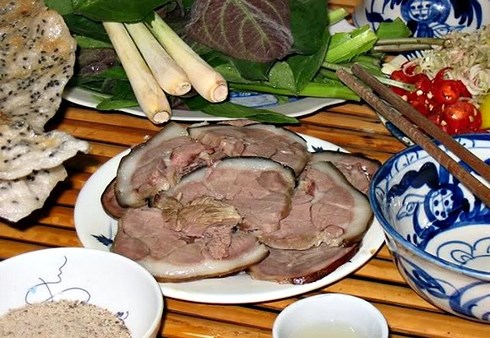 Món thịt chó có thời là đặc sản người Hà Nội đãi bạn bè.