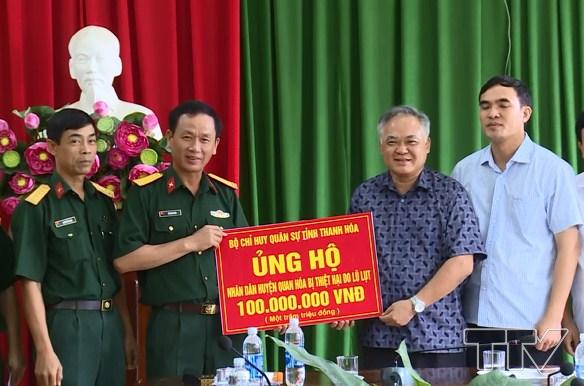 Bộ chỉ huy quân sự tỉnh trao quà huyện Quan Hóa