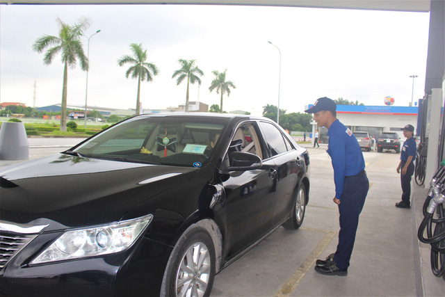 Nhân viên tại trạm xăng dầu Thăng Long II cúi chào khách hàng. (Ảnh: Hồng Vân)