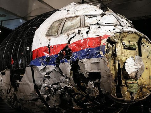 Một phần của xác máy bay MH17 bị bắn rơi năm 2014. Ảnh: Reuters.
