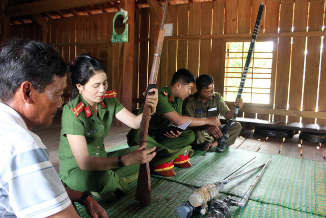 Tại huyện miền núi Sông Hinh, lực lượng công an đã vận động người dân giao nộp gần 500 khẩu súng tự chế
