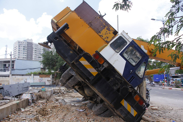 Xe cần cẩu bị lật tại c&ocirc;ng tr&igrave;nh