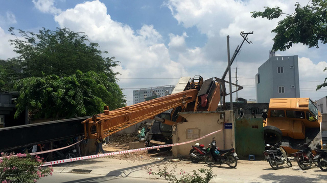 Cần cẩu nằm vắt ngang đường