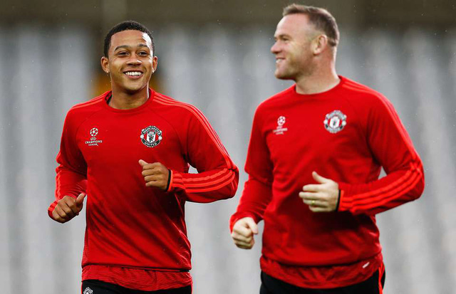 Depay (trái) và Rooney (phải) từng là những người đồng đội thân thiết ở Man Utd
