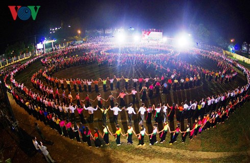 Màn đại xòe cổ lớn nhất Việt Nam năm 2013