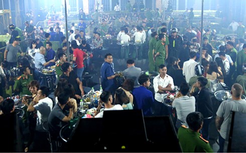 Quán bar thời điểm cảnh sát ập vào kiểm tra. Ảnh: Nguyệt Triều.