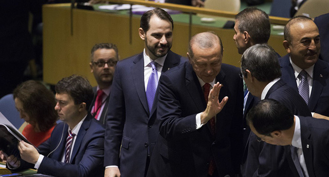 Tổng thống Thổ Nhĩ Kỳ Tayyip Erdogan (người giơ tay) - Ảnh: AP