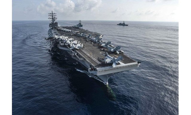 Tàu sân bay USS Ronald Reagan của Mỹ (trước) và tàu khu trục mang tên lửa dẫn đường USS MIlius tập trận chung với các tàu Nhật Bản trên Biển Đông hồi tháng 8. (Ảnh: US Navy)