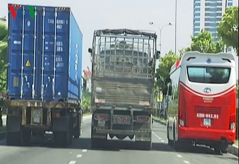 3 xe tranh nhau trên đường Ngô Quyền