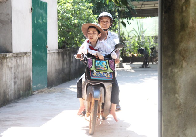 10 năm nay, ông Sơn hàng ngày chở 2 con đi học. Năm nay, cô con gái lên cấp 3 nhưng trường xa phải nghỉ học, ông Sơn ngày 2 buổi đưa con trai Nguyễn Văn Sáng tới trường.
