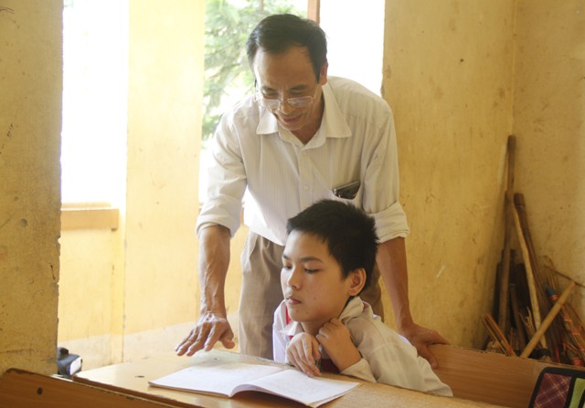 Thầy hiệu trưởng Nguyễn Văn Hùng đánh giá Nguyễn Văn Sáng và chị gái là những người có nghị lực vượt lên số phận, ham học, tiếp thu nhanh và rất ngoan.