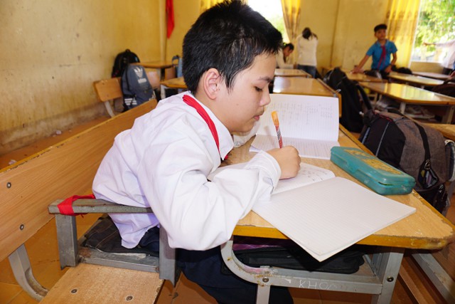 Nguyễn Văn Sáng và chỗ ngồi được thiết kế đặc biệt của mình trong lớp học. Cậu học trò tàn tật đến trường trên vai cha mơ ước sẽ trở thành một tiến sĩ Toán học trong tương lai.