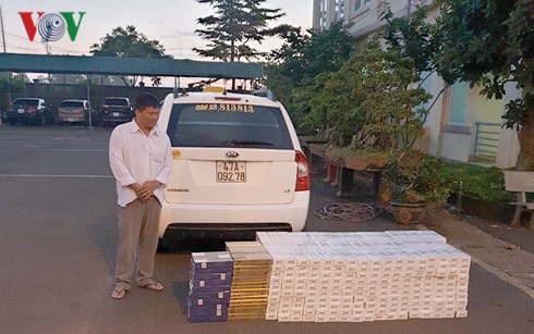 Đối tượng Nam cùng xe ô tô và toàn bộ số thuốc lá lậu.
