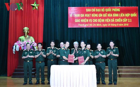 Ký kết bàn giao nguyên trạng Bệnh viện dã chiến 2.1 trực thuộc Bệnh viện Quân y 175 về Cục Gìn giữ hòa bình Việt Nam.