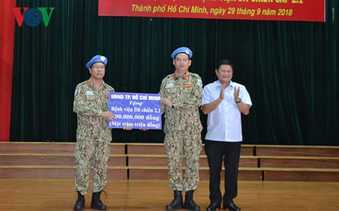 Ông Huỳnh Cách Mạng, Phó Chủ tịch UBND TPHCM thay mặt lãnh đạo Thành phố trao tặng 100 triệu đồng cho bệnh viện.