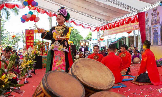 Tại buổi khai mạc, sau lễ rước của các đền Mẫu Sinh, Quan Đệ Nhất, Quan Đệ Nhị, Quan Đệ Tam, Quan Điều Thất, Quan Đệ Bát về đền Đức Vua là lễ dâng hương, rước bài vị, khai chiêng, trống mở hội.
