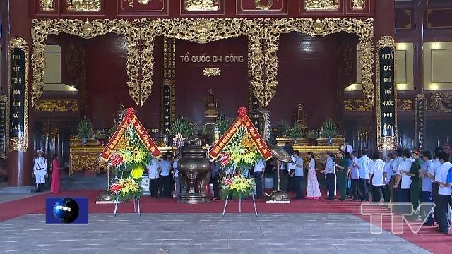Đoàn Đại biểu của tỉnh dâng hương tưởng niệm tại đền thờ các Mẹ Việt Nam anh hùng