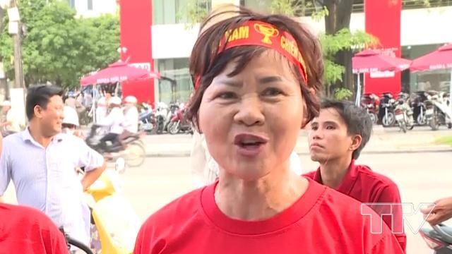 Chị Lê Thị Hồng- Đại lộ Lê Lợi, thành phố Thanh Hóa: "Tôi rất hài lòng với trận thi đấu ngày hôm nay, rất tự hào về các cầu thủ đội tuyển Việt Nam "