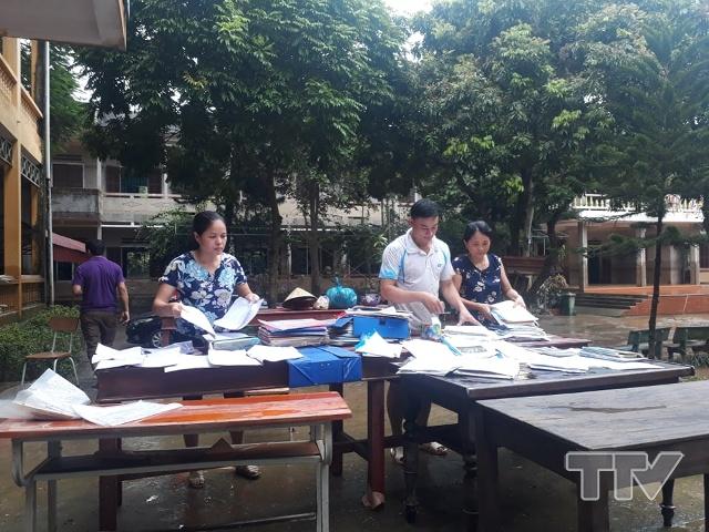 Ngay khi nước rút, các cán bộ, giáo viên trường tiểu học Vĩnh Yên đã tập trung dọn dẹp, mang bàn ghế, sách vở, hồ sơ bị ướt ra phơi nắng