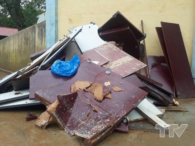 Toàn bộ hệ thống bàn của văn phòng, các phòng chức năng và 200 bộ bàn ghế học sinh của trường tiểu học Vĩnh Yên bị ngâm trong nước và hư hỏng hoàn toàn