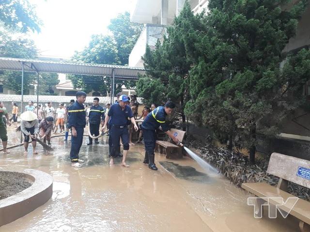 Ngay trong sáng nay, lực lượng cảnh sát phòng cháy và chữa cháy tỉnh và công an huyện Vĩnh Lộc đã cùng với chính quyền địa phương, các nhà trường tiến hành dọn dẹp bùn đất, phun rửa trường lớp học