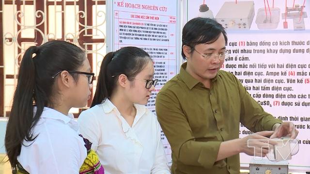 thầy giáo Hà Duyên Tùng,  trường THPT Dân tộc Nội trú tỉnh luôn không ngừng tự học, sáng tạo trong công tác, hết lòng vì học sinh