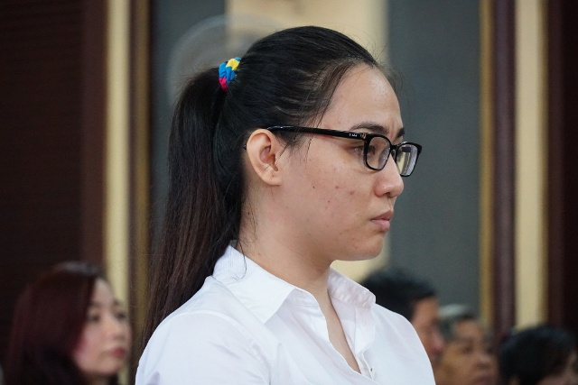Trần Kim Yến giả điên tại tòa.