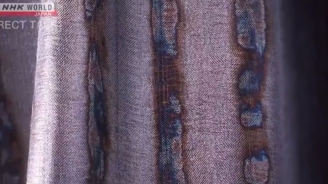 Burner Dye là mẫu vải có hoa văn trông giống như bị cháy xém. Nó được dệt lẫn với những sợi thép không gỉ siêu nhỏ