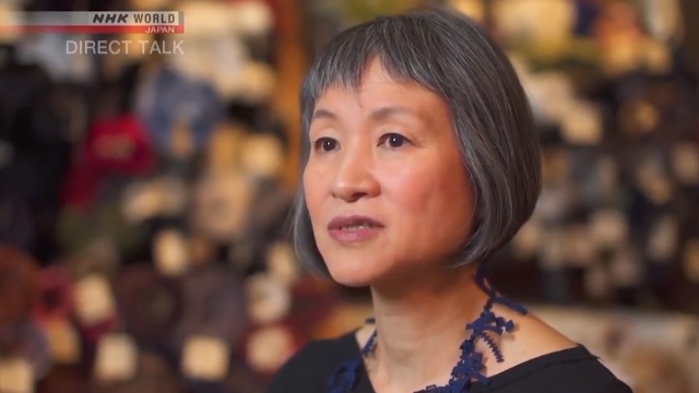 Chia sẻ về một trong những “tai nạn” đã giúp tạo nên cảm hứng sáng tác cho mình, bà Sudo nói: Khi nấu ăn, tôi hay đun nhầm ấm hoặc nồi rỗng. Tôi bật bếp lên rồi lại đi làm việc khác, sau đó quên không tắt bếp. Cái nồi thép không gỉ đỏ rực lên vì bị đun nóng. Một lúc sau, nó bắt đầu chuyển thành sắc cầu vồng. Điều này làm tôi chú ý. Vậy nên rôi dùng đèn xì để đốt vải, và thu được sắc cầu vồng tuyệt đẹp.