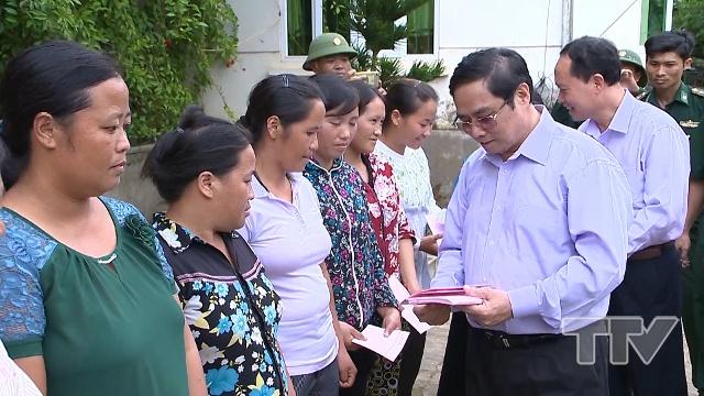 Đến thăm tặng quà đồng bào bị thiệt hại ở xã Pù Nhi và xã Tam Chung