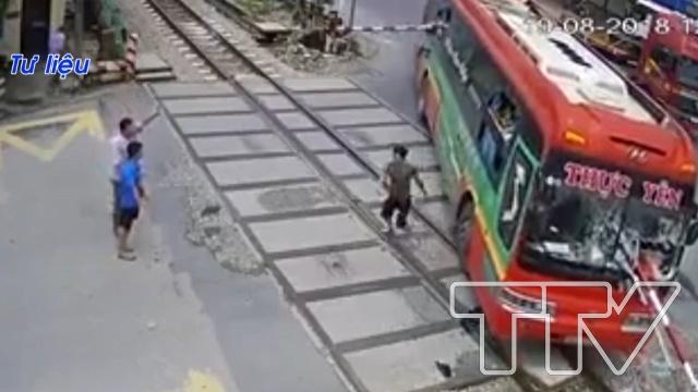 tại địa bàn huyện Hà Trung, một xe khách cũng đâm xuyên qua cần chắn đường sắt khiến hàng chục hành khách trên xe hoảng loạn