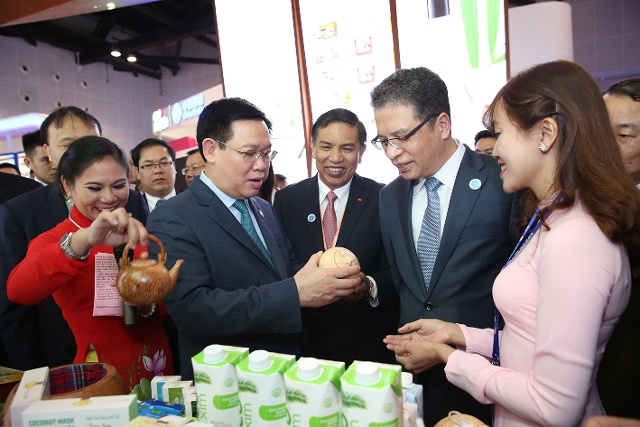 Phó Thủ tướng Vương Đình Huệ cùng đoàn công tác thăm Khu trưng bày của tỉnh Bến Tre. Ảnh: VGP/Thành Chung 