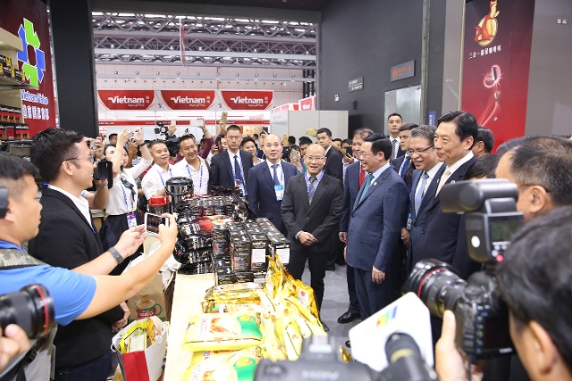 Phó Thủ tướng Vương Đình Huệ thăm gian hàng Cà phê Trung Nguyên. Ảnh: VGP/Thành Chung
