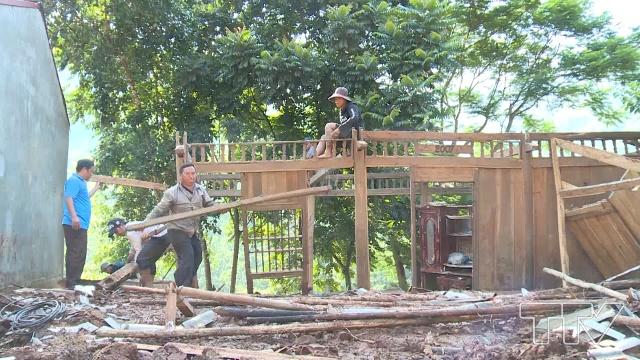 Tháo dỡ nhà anh Lâu Văn Sinh, bản Hạ Sơn, xã Pù Nhi