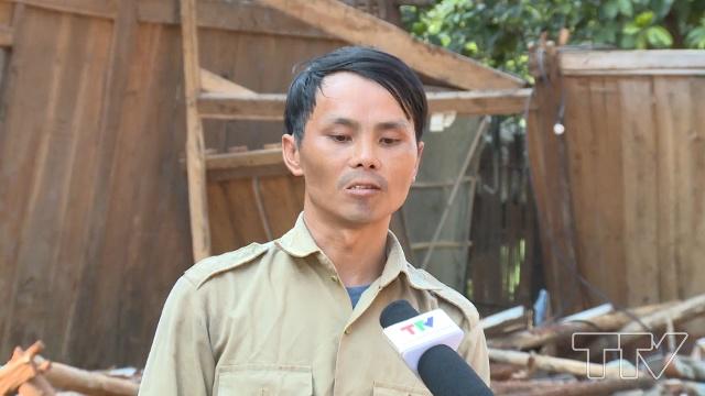 Anh Lâu Văn Sinh - Bản Hạ Sơn, xã Pù Nhi, huyện Mường Lát: Sau đợt mưa lũ, nhà sạt lở hoàn toàn, giờ tháo dỡ ra để dựng lại nhà cho vợ con.